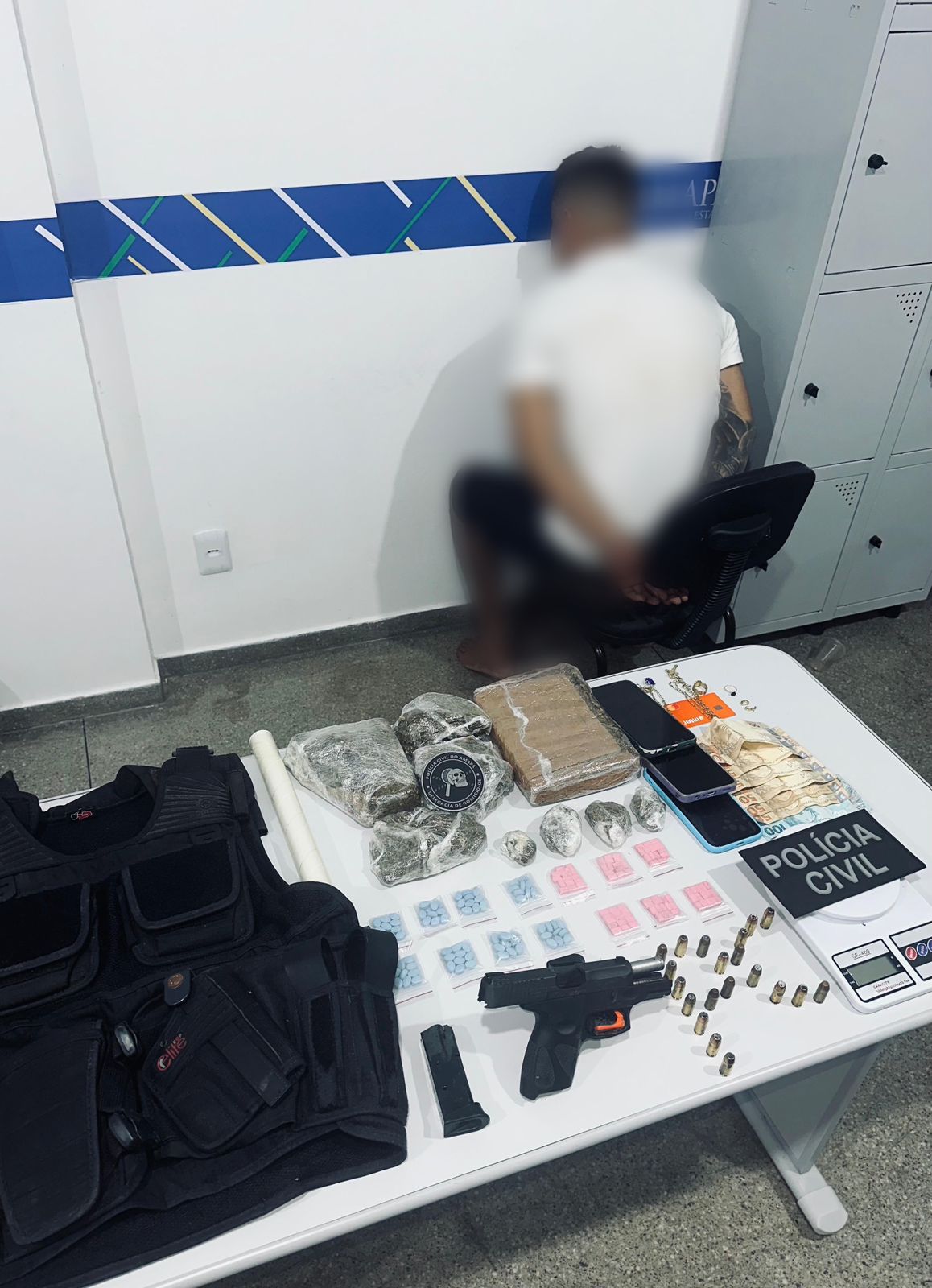 EM MACAPÁ, POLÍCIA CIVIL REALIZA OPERAÇÃO, PRENDE UM HOMEM EM FLAGRANTE E APREENDE DROGAS, UMA ARMA DE FOGO E MUNIÇÕES
